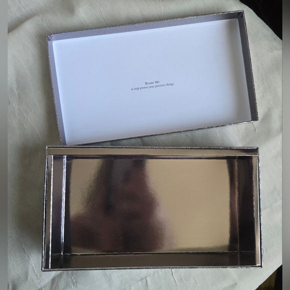 Kate Spade Silver Glitter Wallet Box - Picture 2 of 6